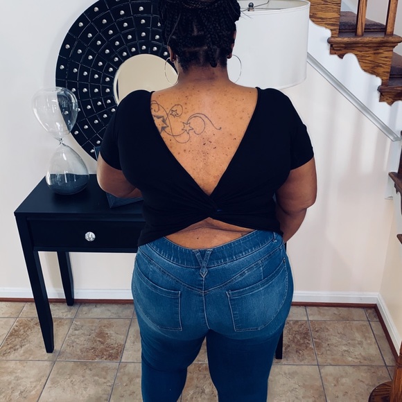 Tops - BLACK top with twisted back knot